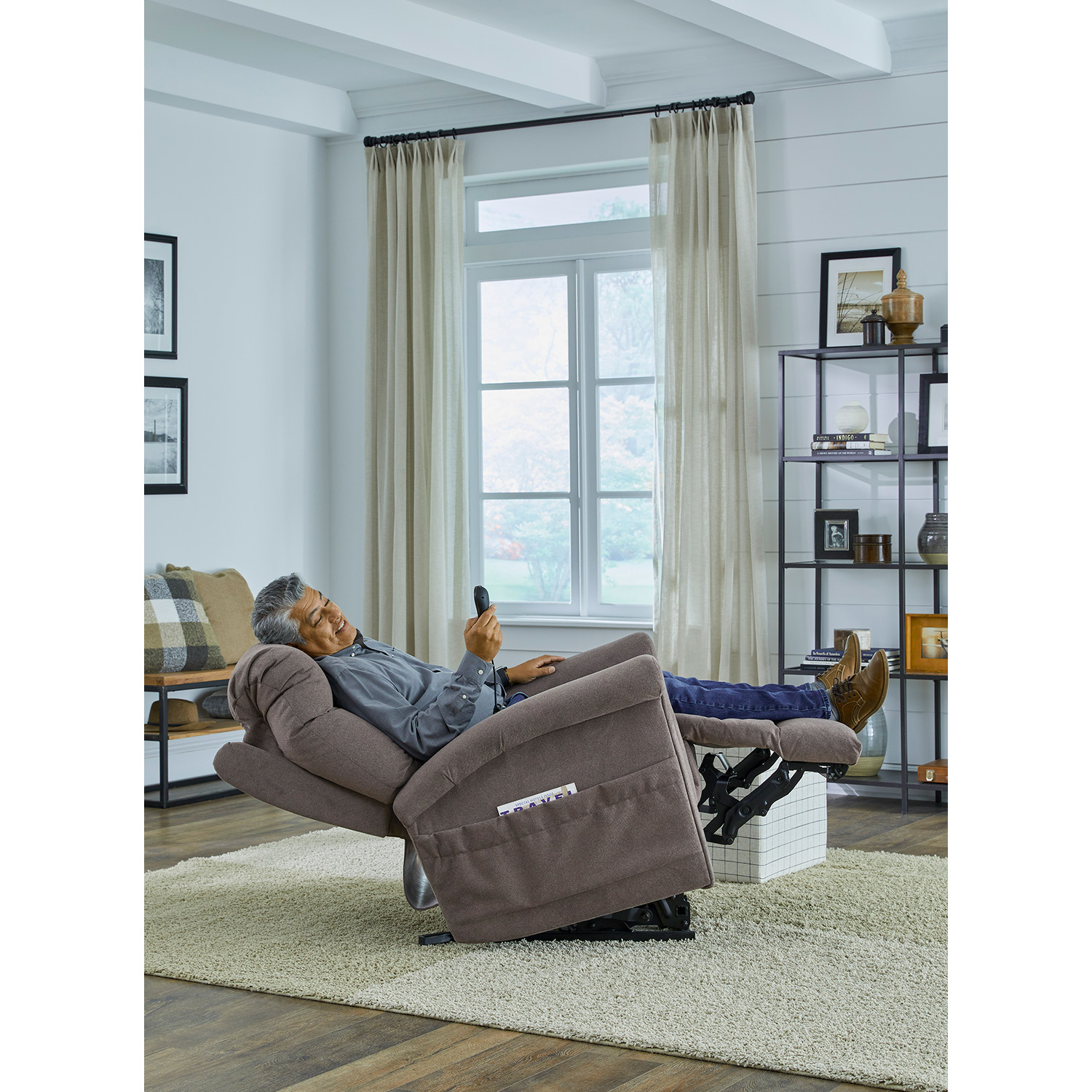 Metis - Medium Sized Lift Recliner Featuring Infinite Positions Including Zero Gravity - 11MZ13 11MZ13