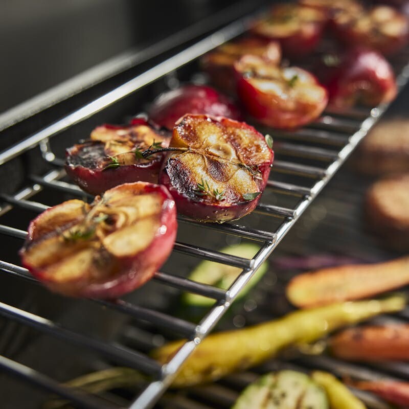 Genesis E-335 Gas Grill (Natural Gas) view 2
