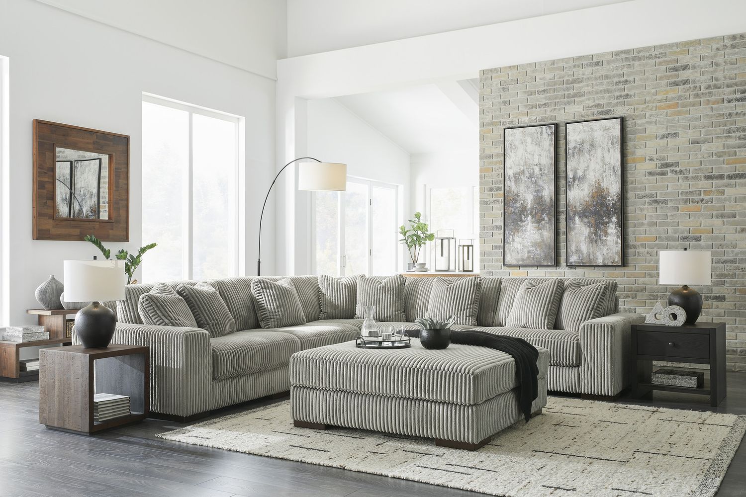 Lindyn 5-Piece Sectional In Fog 21105S5