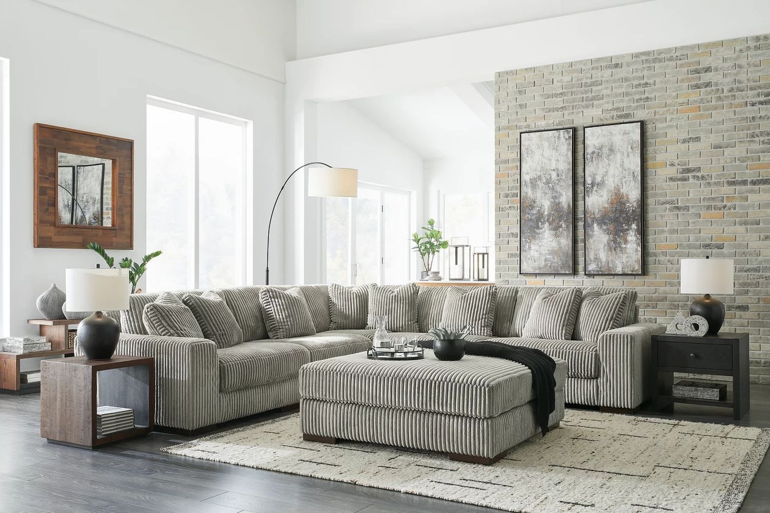 Lindyn 5-Piece Sectional and Ottoman In Fog 21105U2