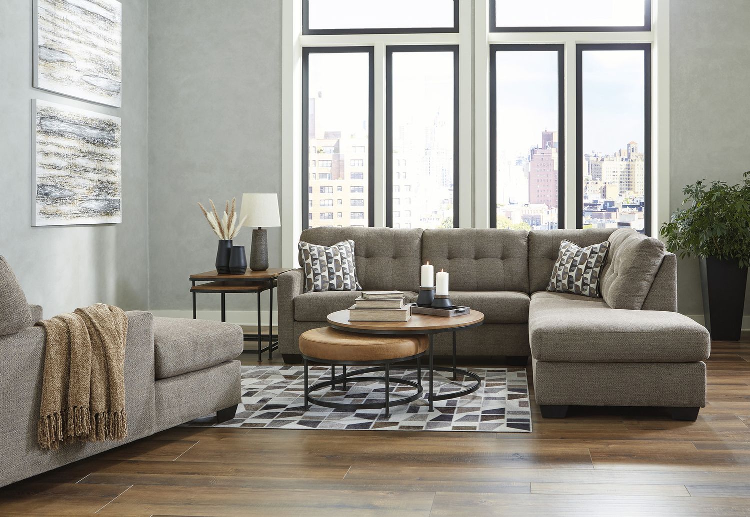 Mahoney 2-Piece RAF Sectional with Chaise In Chocolate 31005S2