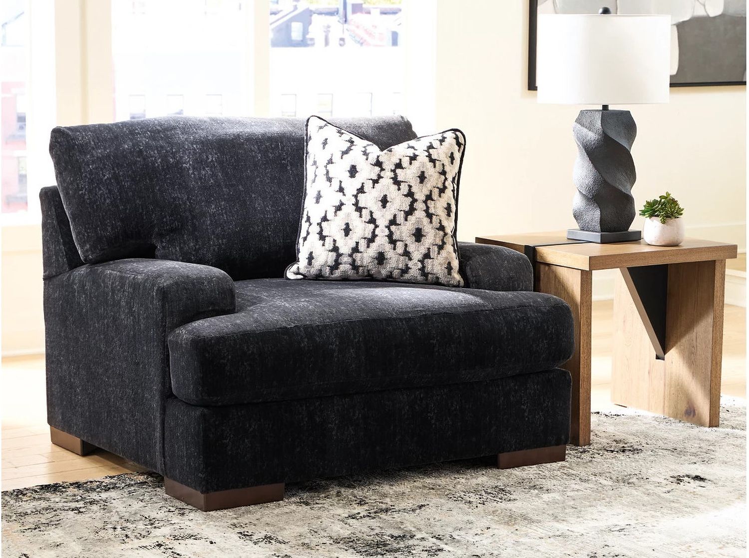 Whitmore Manor Oversized Chair In Black Pearl 8040423