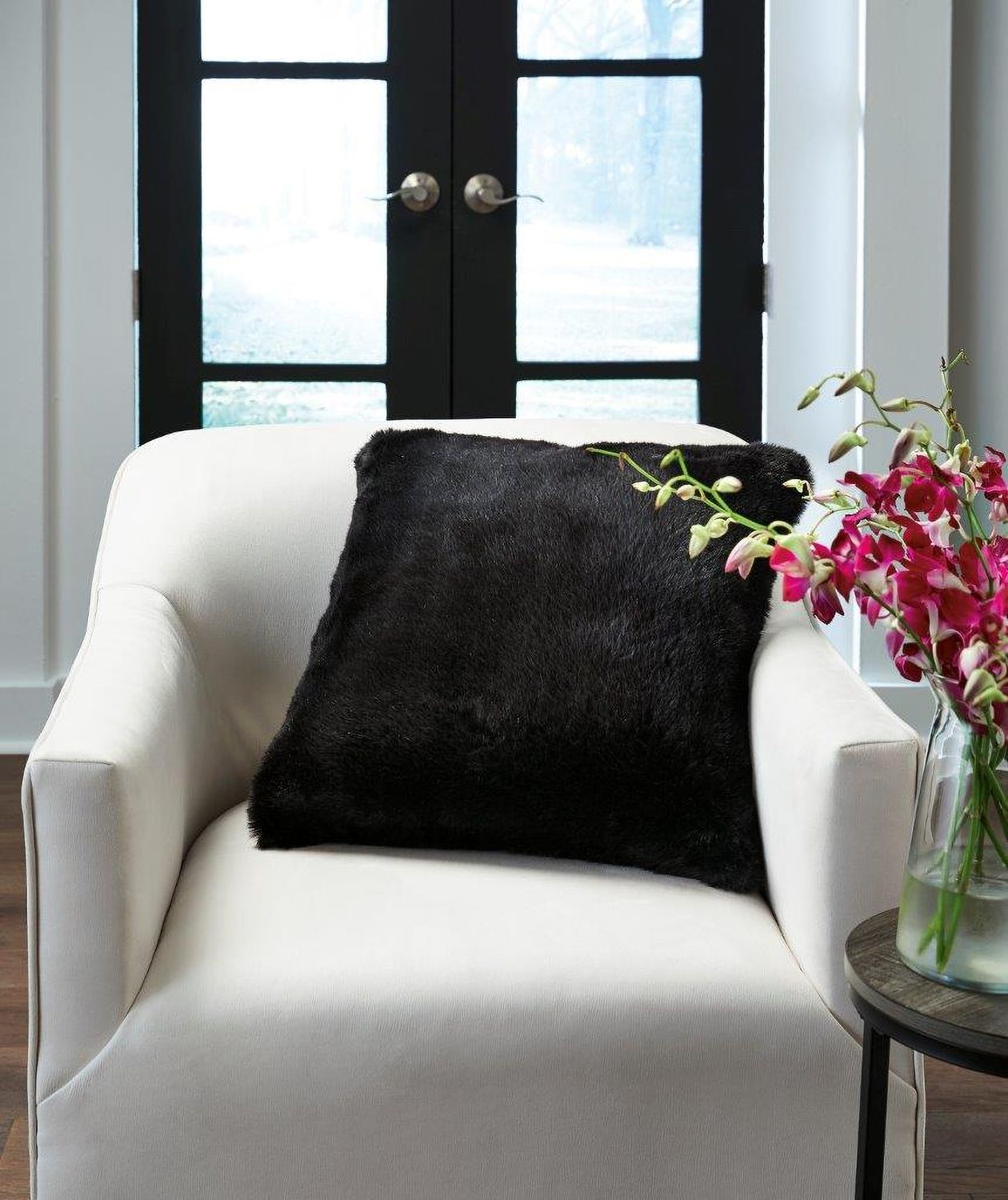 Gariland Black Pillow A1000867P