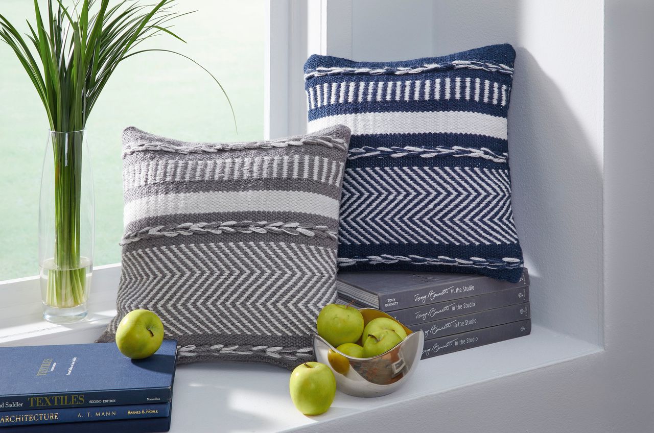 Yarnley Gray And White Pillow Set Of 4 A1001020