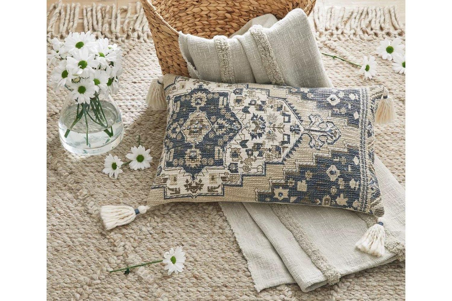 Winbury Pillow Set of 4 In Blue and White A1001035