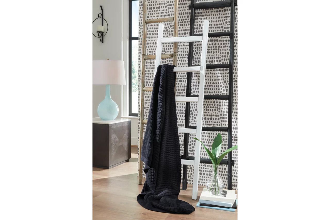 Gayelery Throw In Black A1001086T