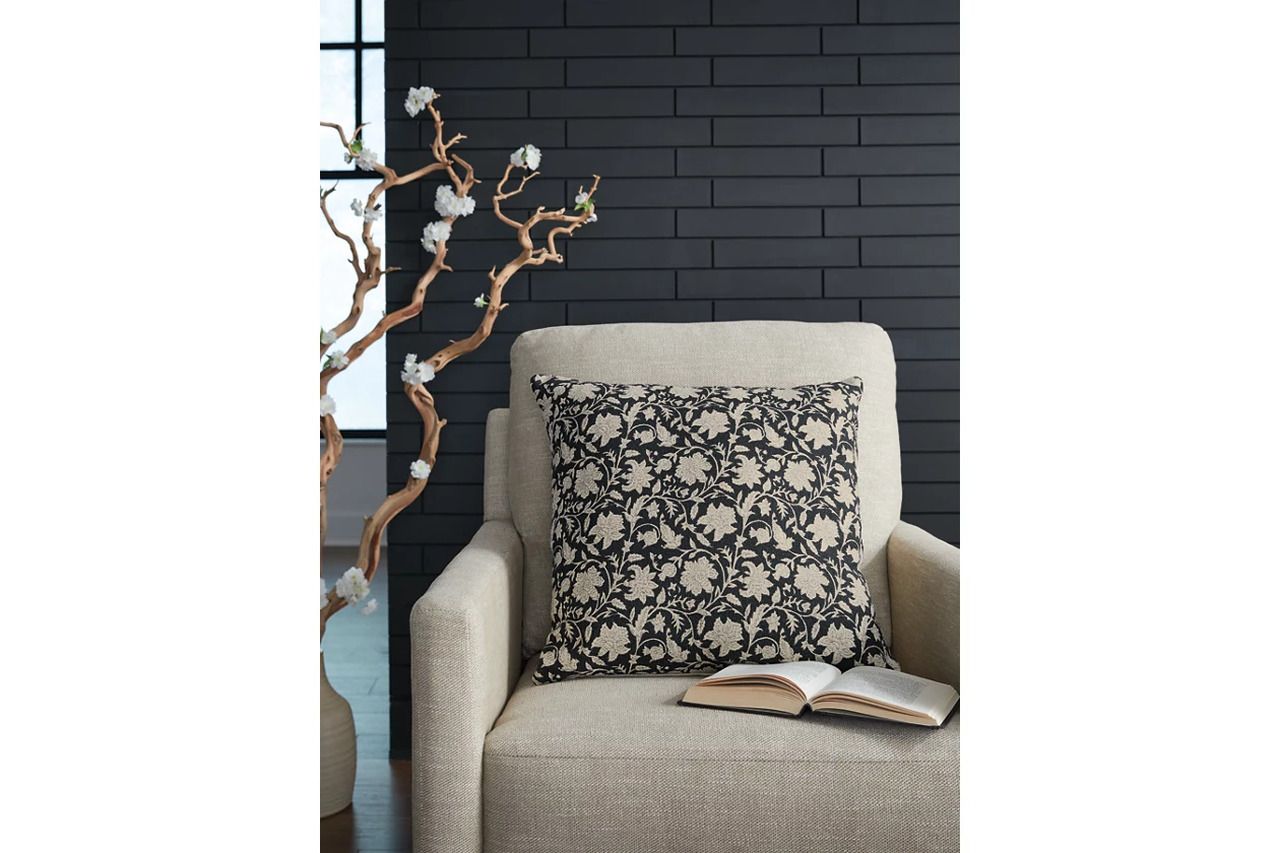 Alanderson Pillow In Black/Ivory A1001100P