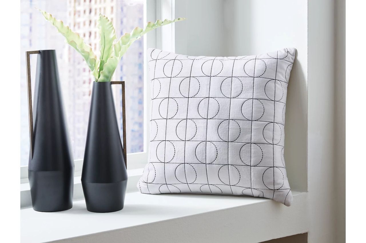 Kydner Pillow Set of 4 In White and Black A1001107