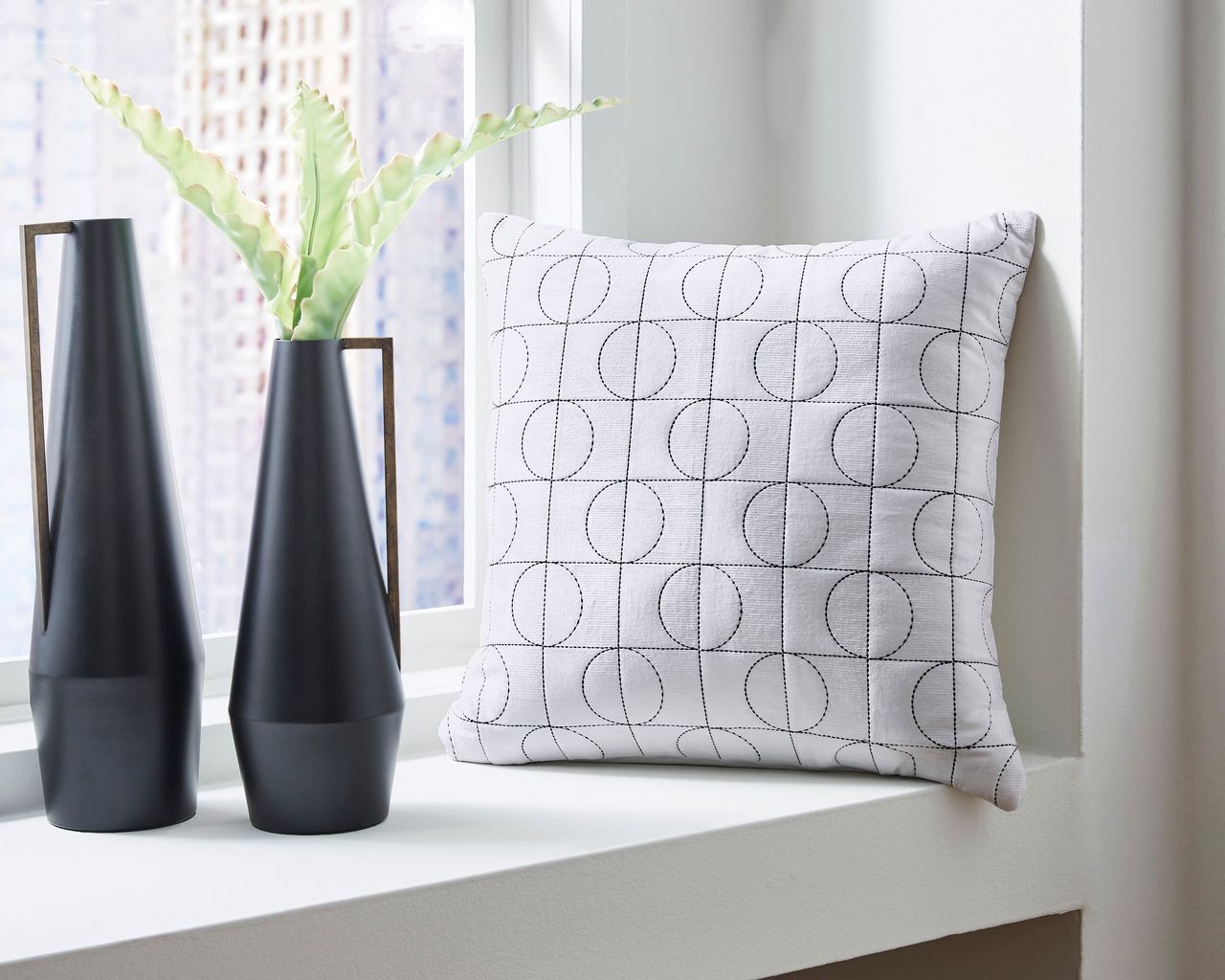 Kydner Pillow Set of 4 In White and Black A1001107