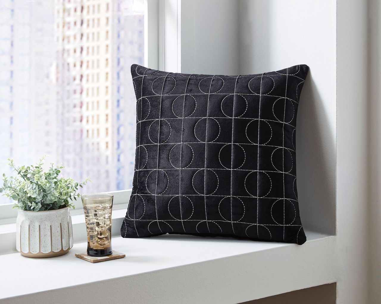 Kydner Pillow Set of 4 In Black and Silver A1001108