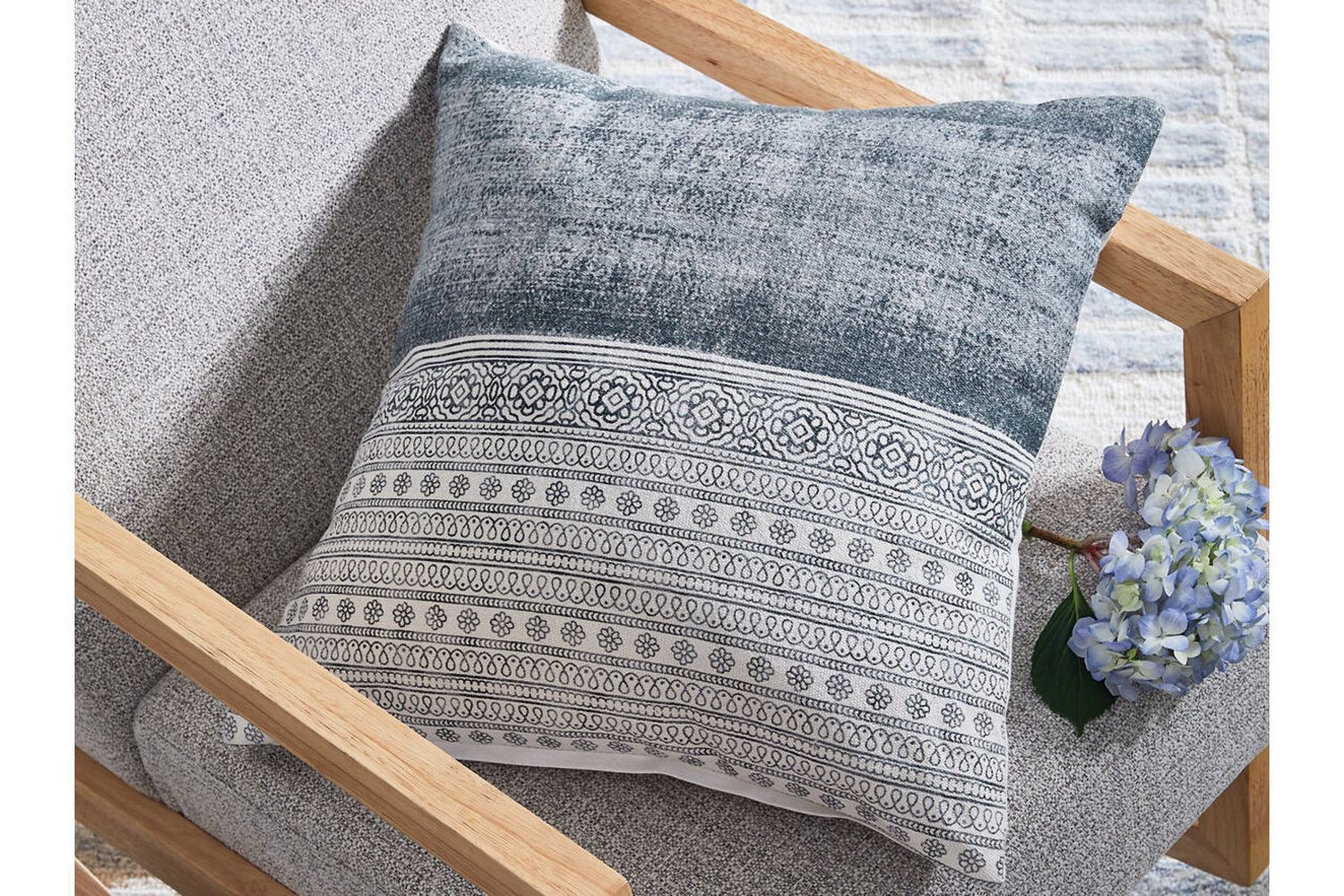 Harperville Pillow Set of 4 In Blue and White A1001127