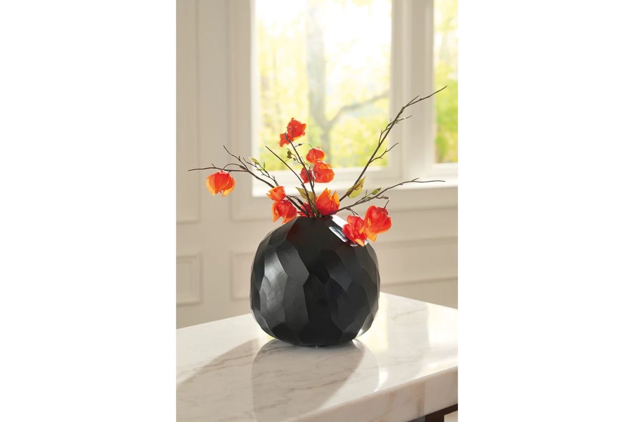 Ryanford Vase In Black A2000717