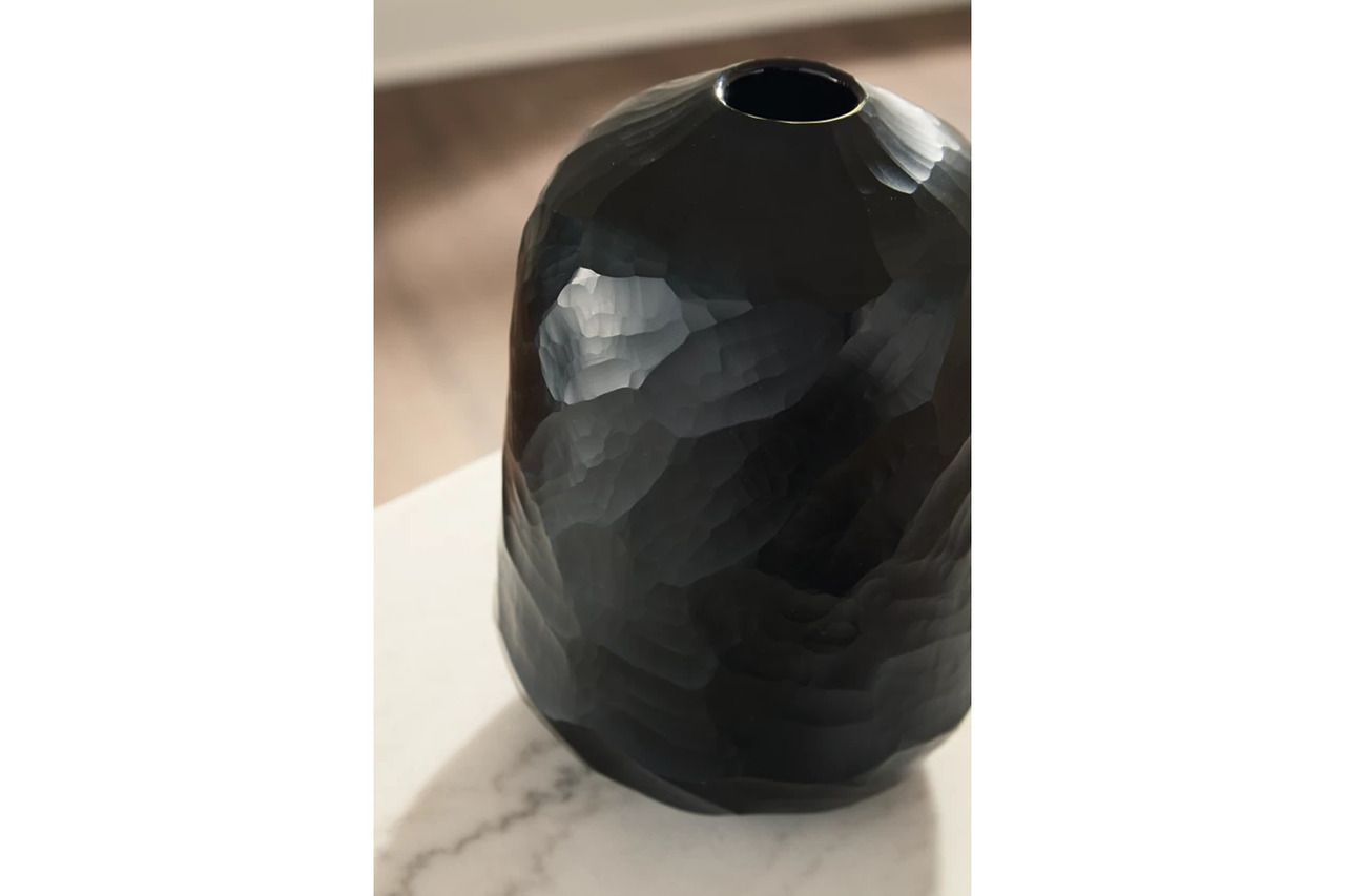 Ryanford Vase In Black A2000718