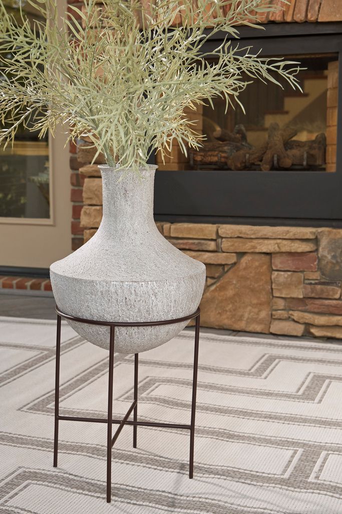 Estonbank Vase Set In Distressed Cream A2000747A1