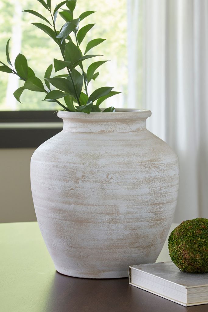 Meadie Vase In Distressed White A2000788