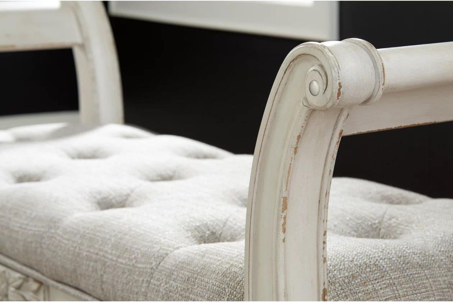 Realyn Accent Bench In Antique White A3000157