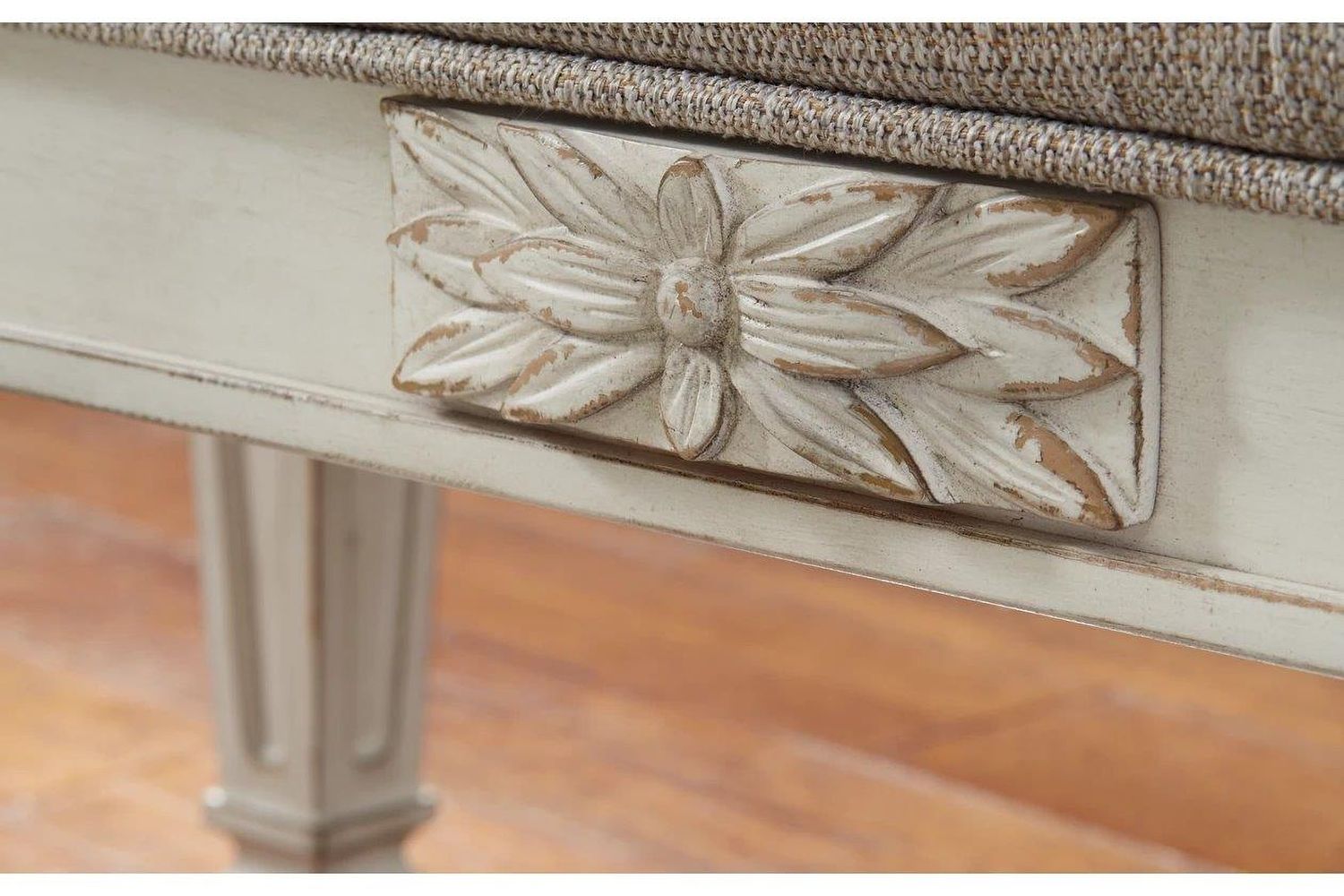Realyn Accent Bench In Antique White A3000157