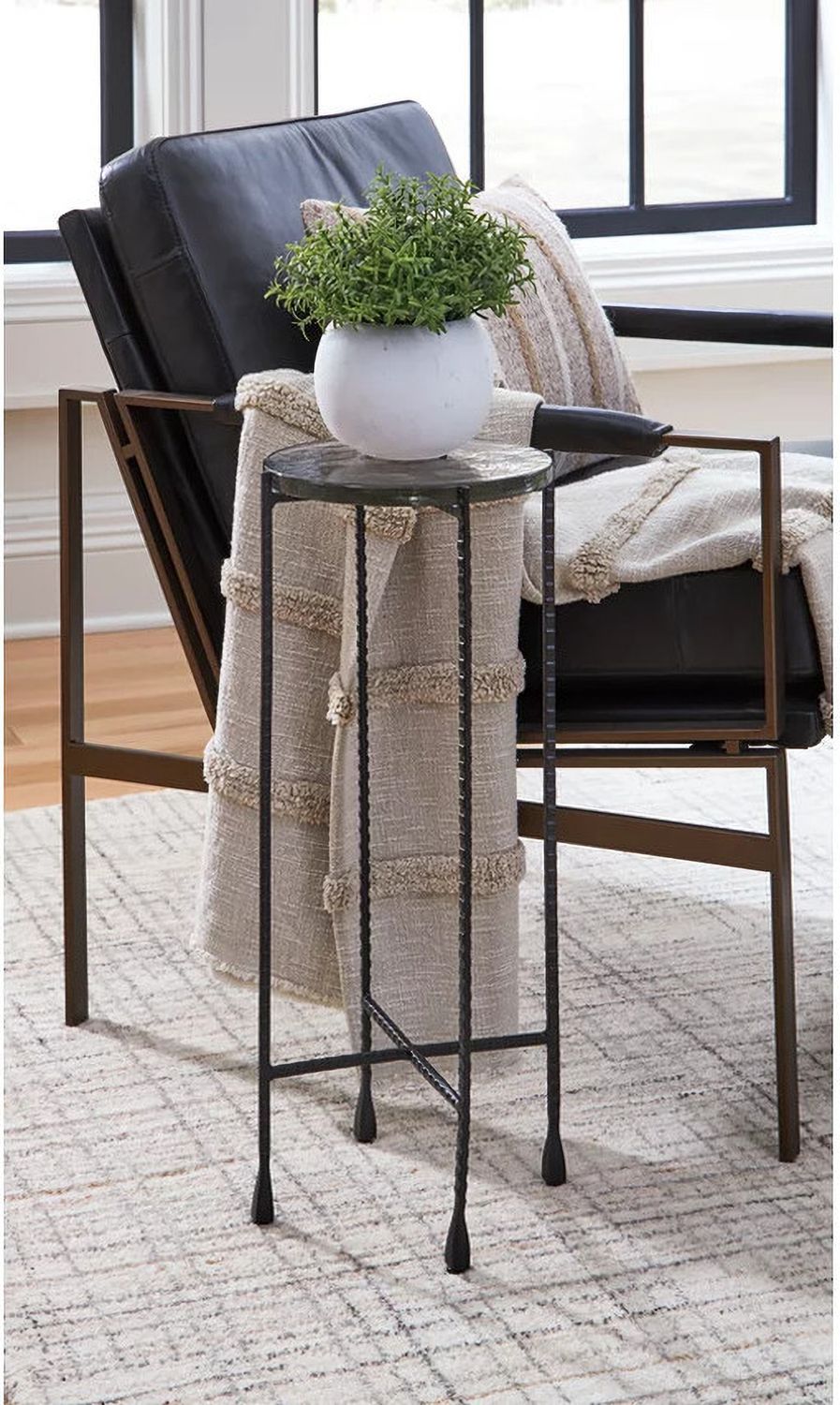 Newgoren Accent Table In Black and Clear A4000631