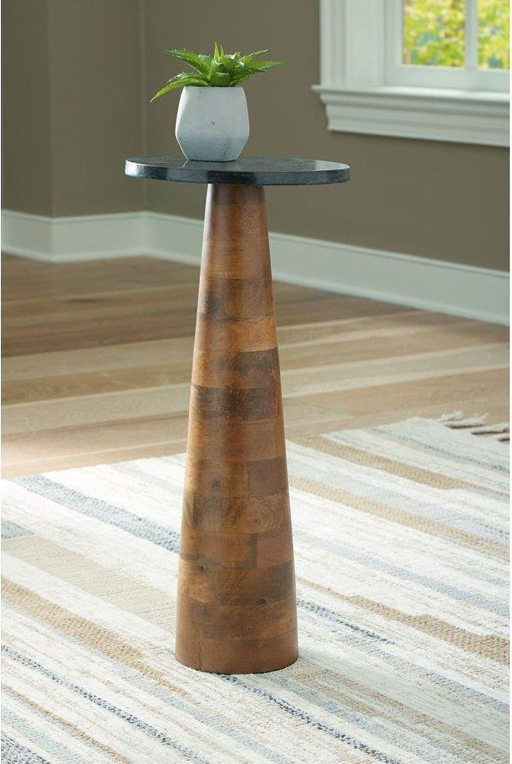 Quinndon Accent Table In Brown and Black A4000633