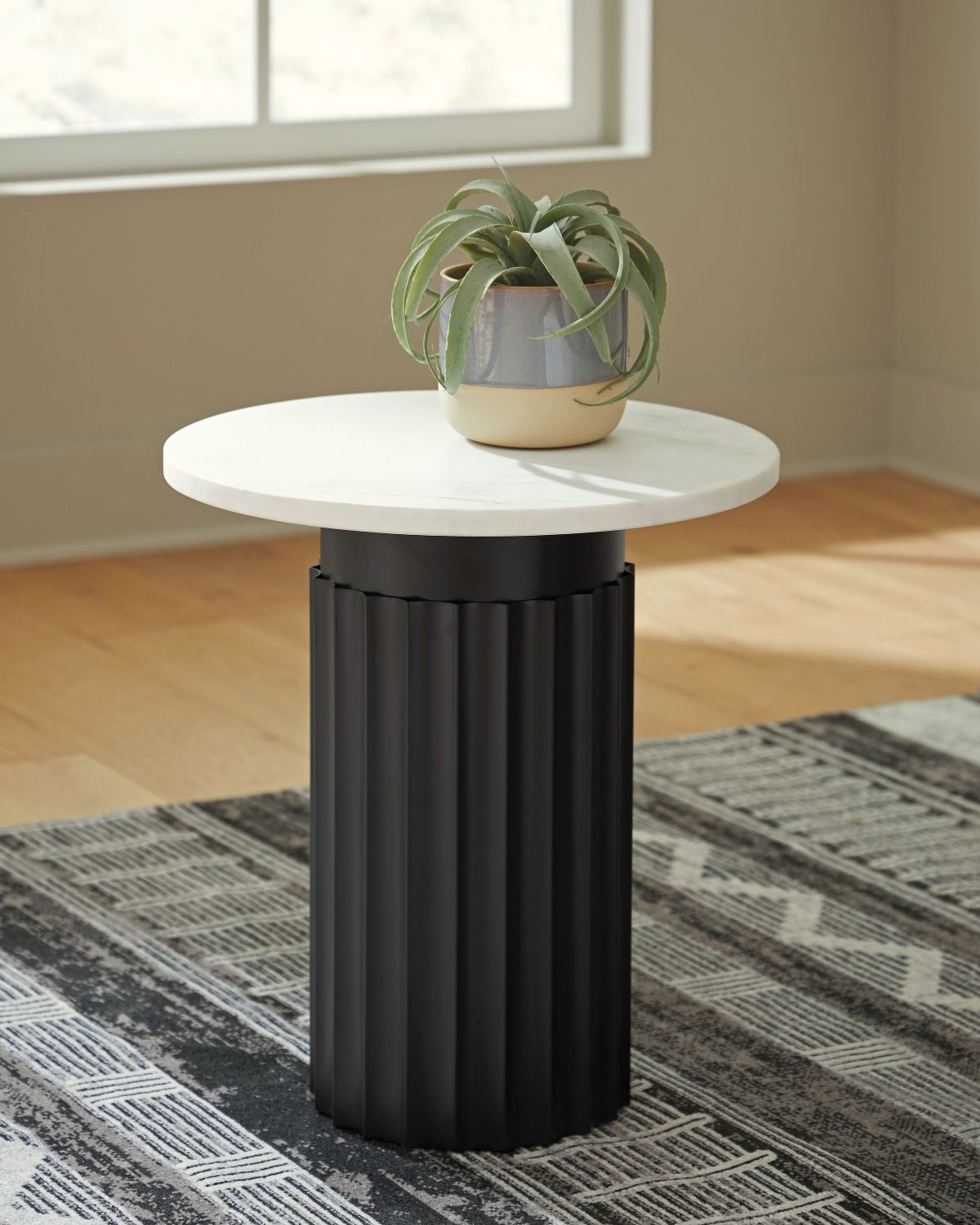 Wainstone Accent Table In Black and White A4000724