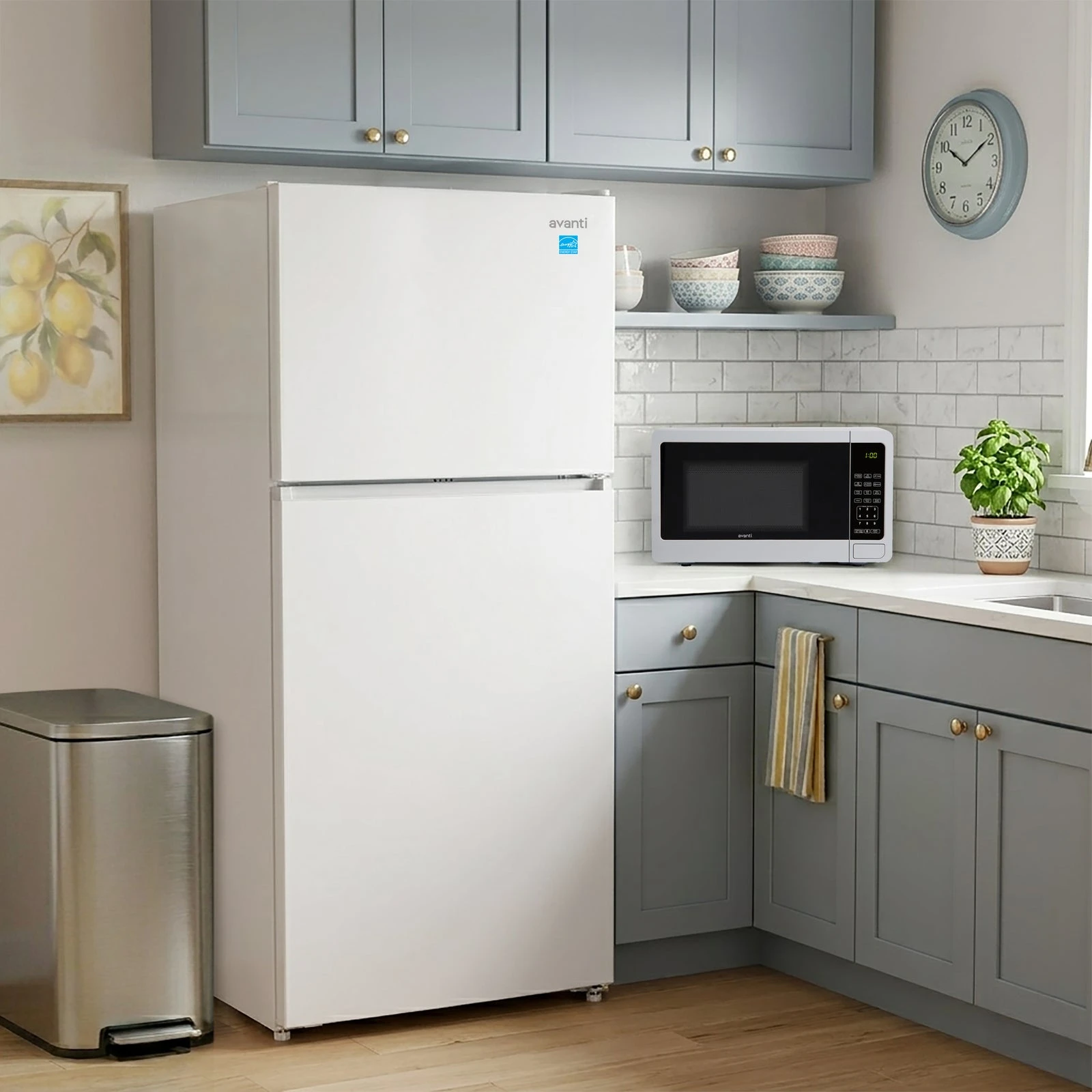 Avanti MaxxSpace Garage-Ready 24 cu. ft. Refrigerator AVFF24DLJM0W