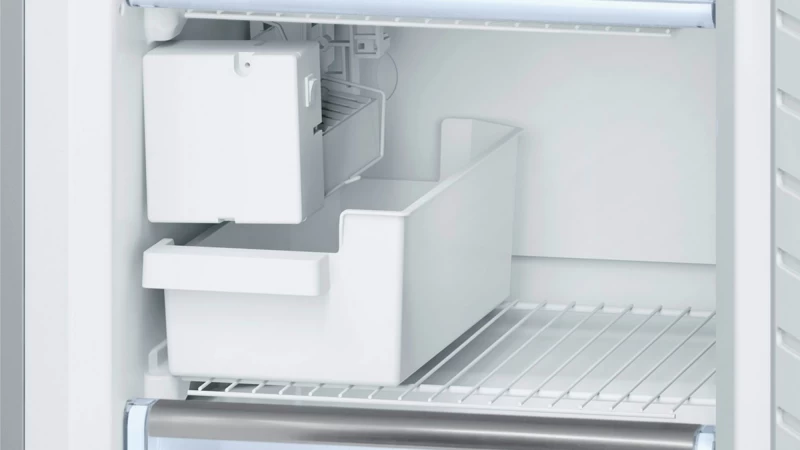 500 Series Freestanding Bottom Freezer Refrigerator 23.5'' Easy clean B11CB50SSS