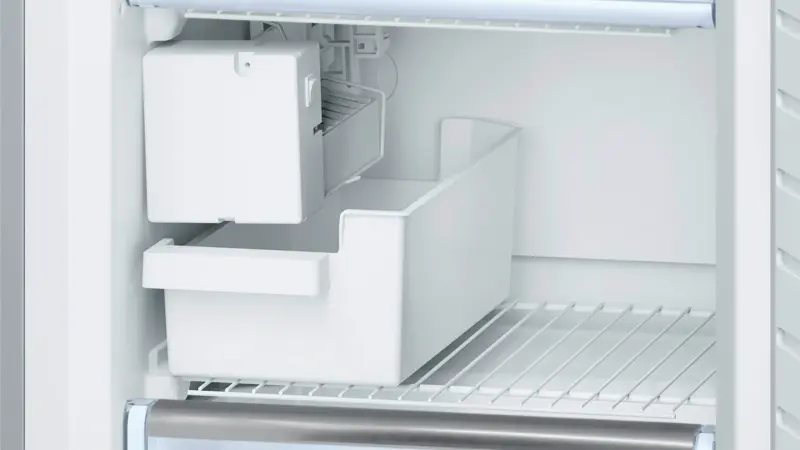 800 Series Freestanding Bottom Freezer Refrigerator 23.5'' Easy clean B11CB81SSS