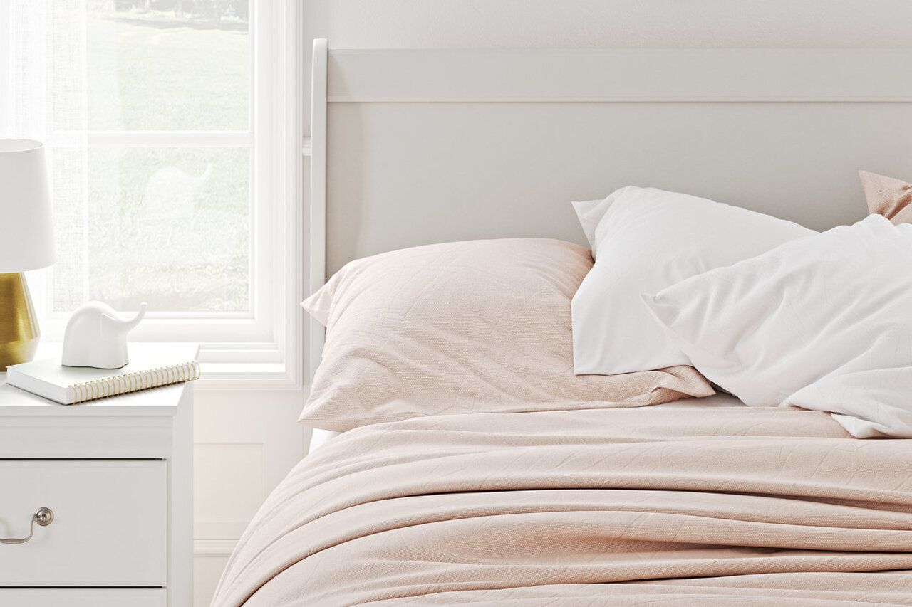 Anarasia White Full Sleigh Bed B129B2