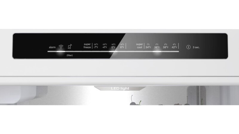 800 Series Freestanding Bottom Freezer Refrigerator 24'' Easy clean B24CB80ESS