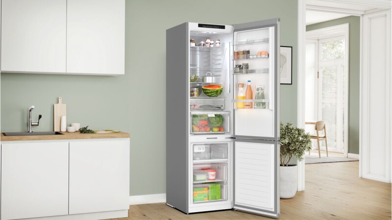 800 Series Freestanding Bottom Freezer Refrigerator 24'' Easy clean B24CB80ESS