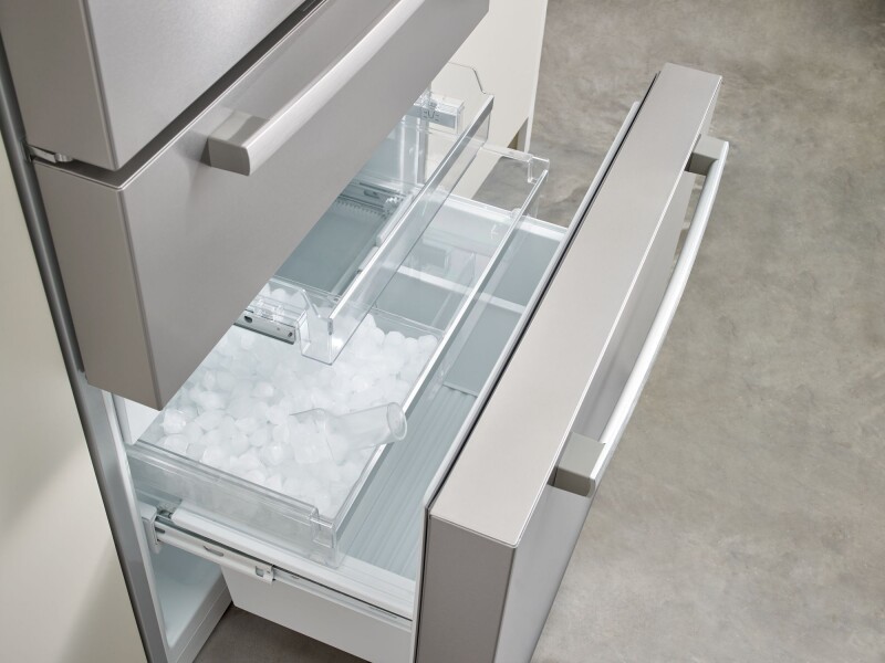 800 Series French Door Bottom Mount Refrigerator 36'' Easy clean B36CL80SNS