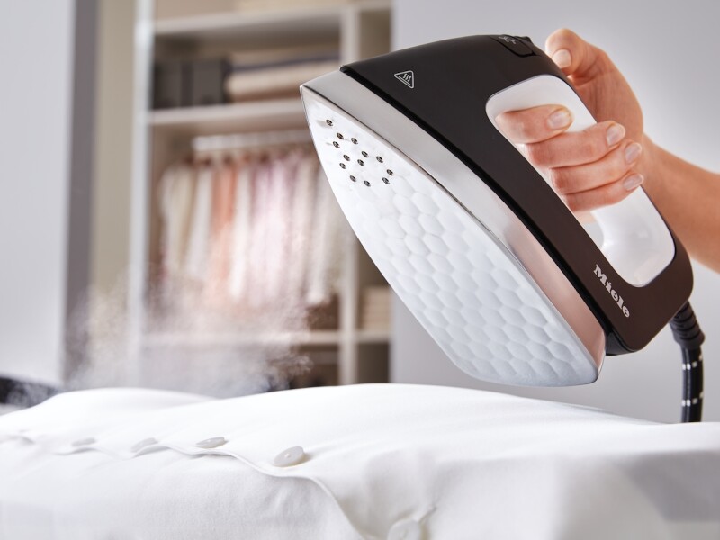 Steam ironing system with display and steamer for perfect ironing results and convenience. B3847FASHIONMASTER