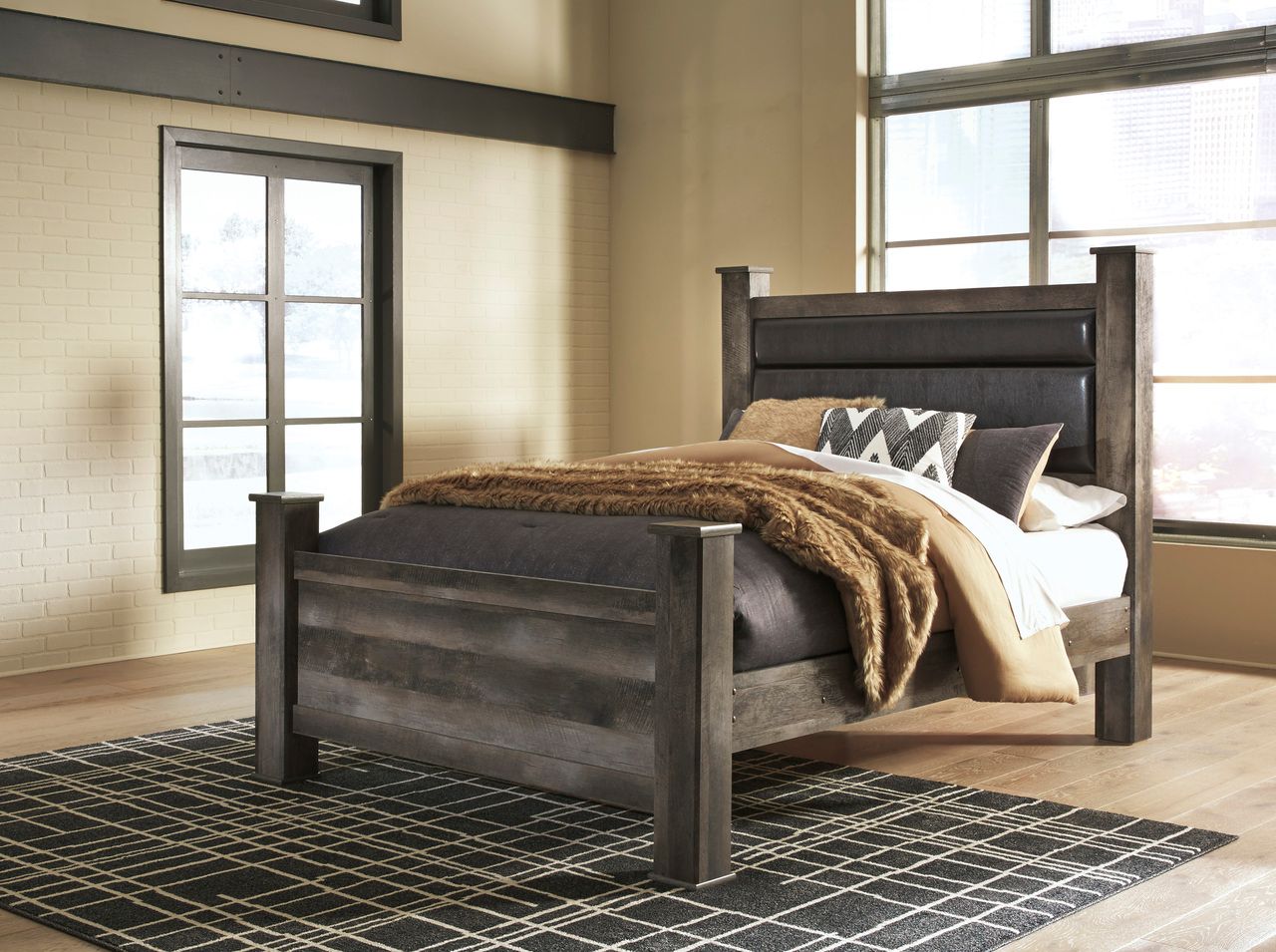 Wynnlow Queen Upholstered Poster Bed In Gray B440B7