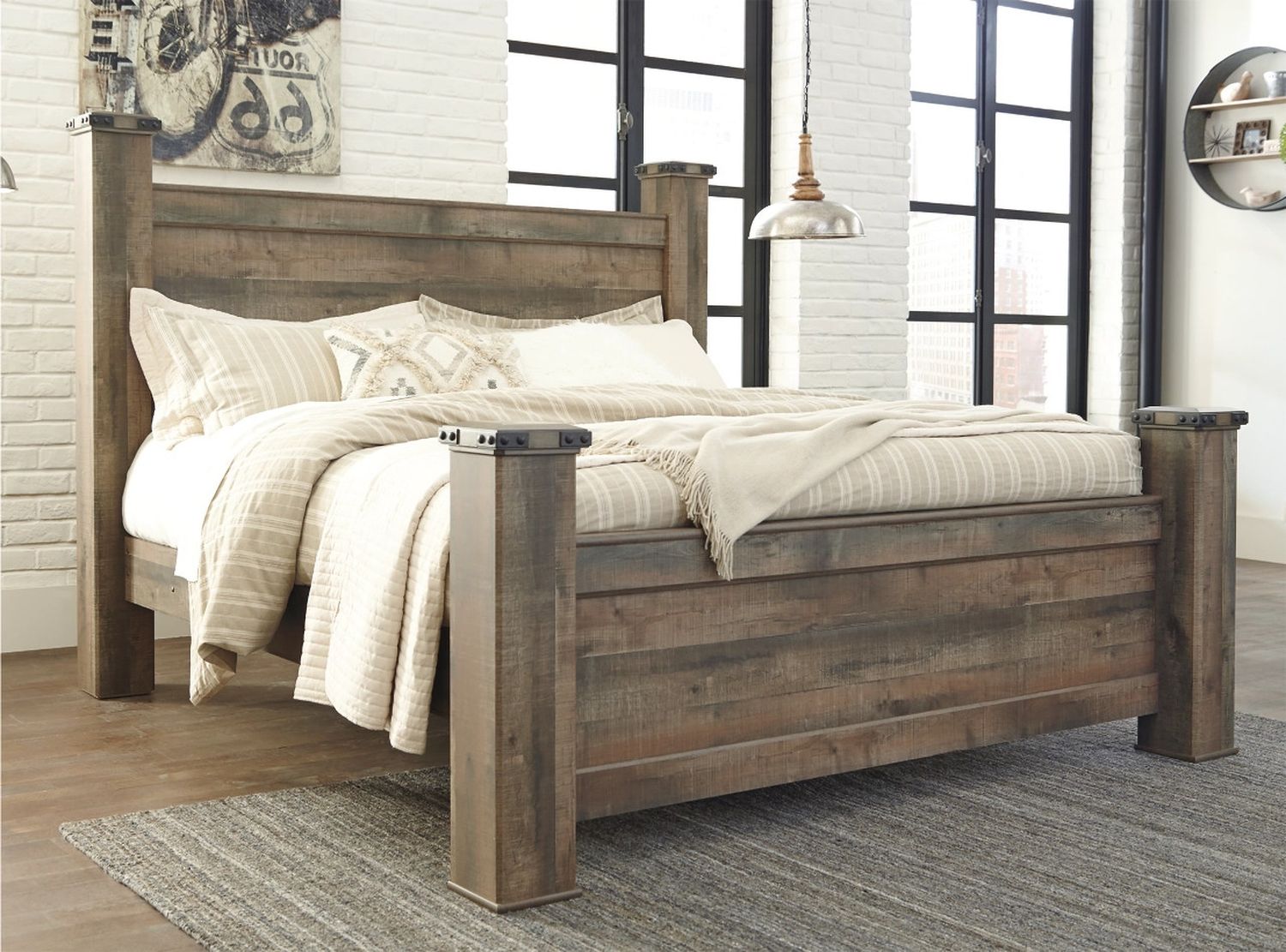 Trinell Poster Bed King B446B45