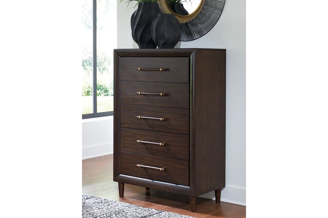 Dantenton Chest of Drawers In Merlot B61146