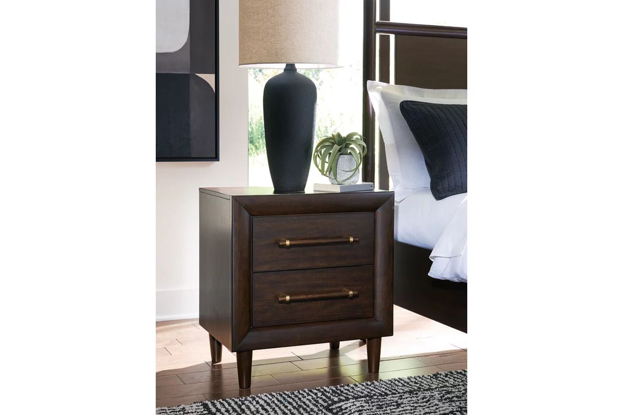 Dantenton Nightstand In Merlot B61192