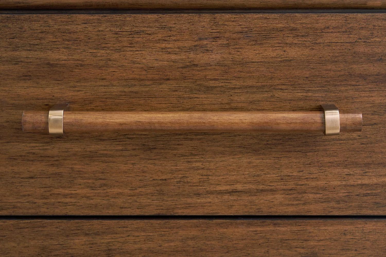Lyncott Chest of Drawers In Brown B61546