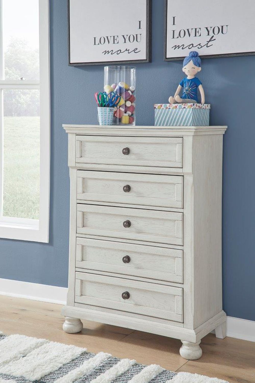 Robbinsdale Antique White 5 Drawer Chest of Drawers B74245
