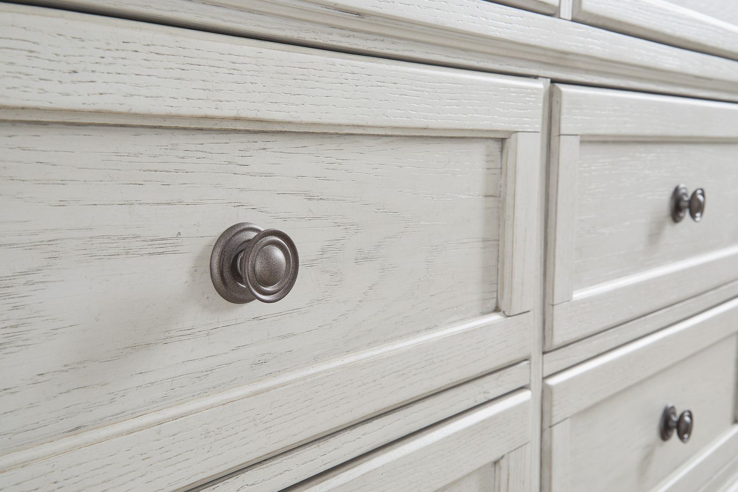 Robbinsdale Antique White 5 Drawer Chest of Drawers B74245