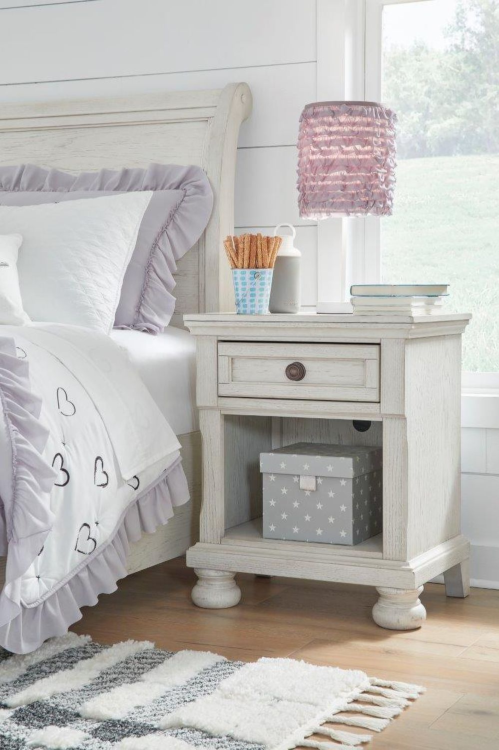 Robbinsdale Antique White One Drawer Nightstand B74291