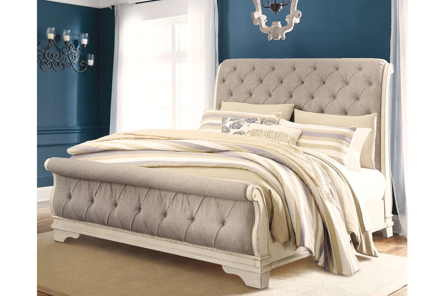 Realyn California King Sleigh Bed In Chipped White B743B10