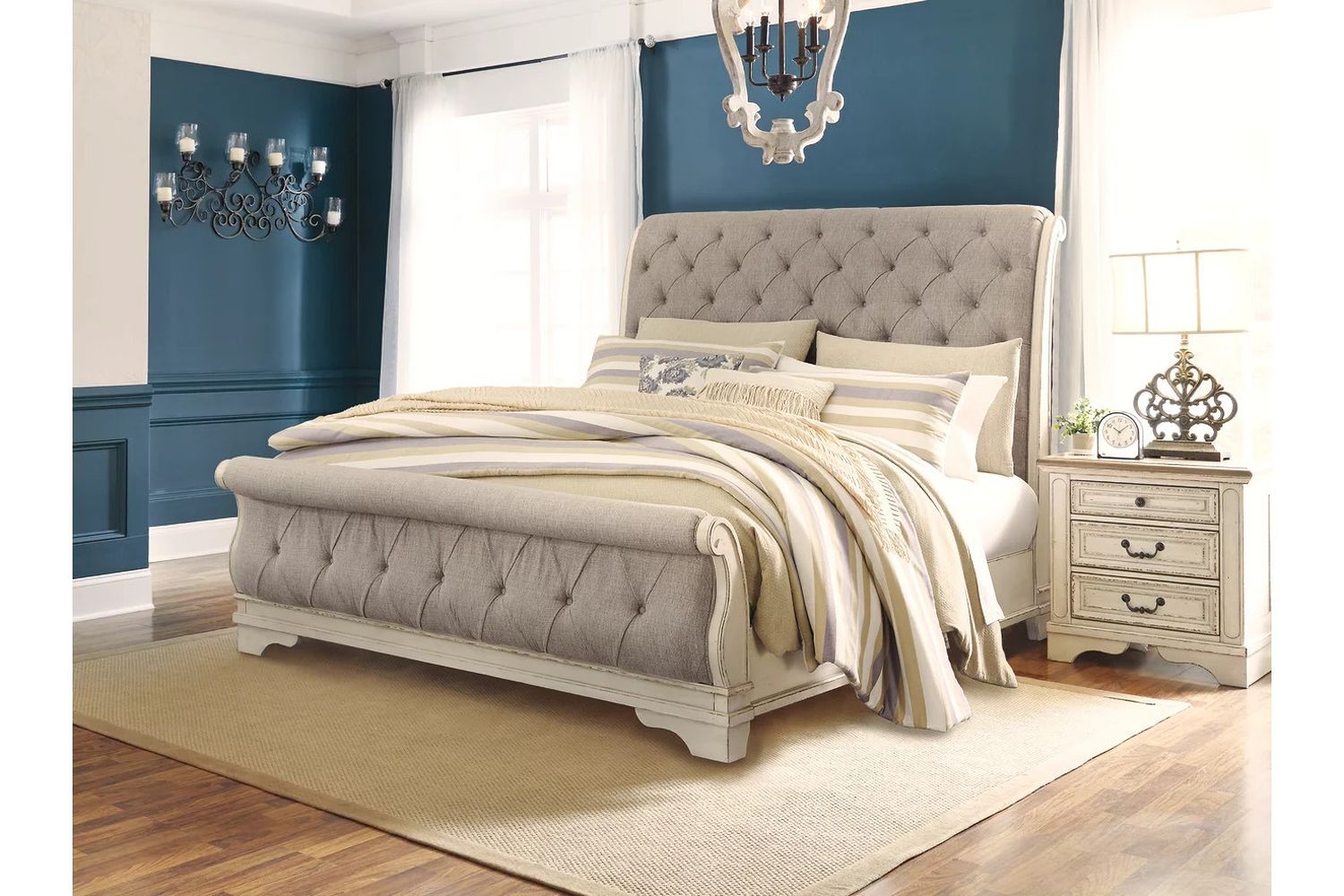 Realyn California King Sleigh Bed In Chipped White B743B10