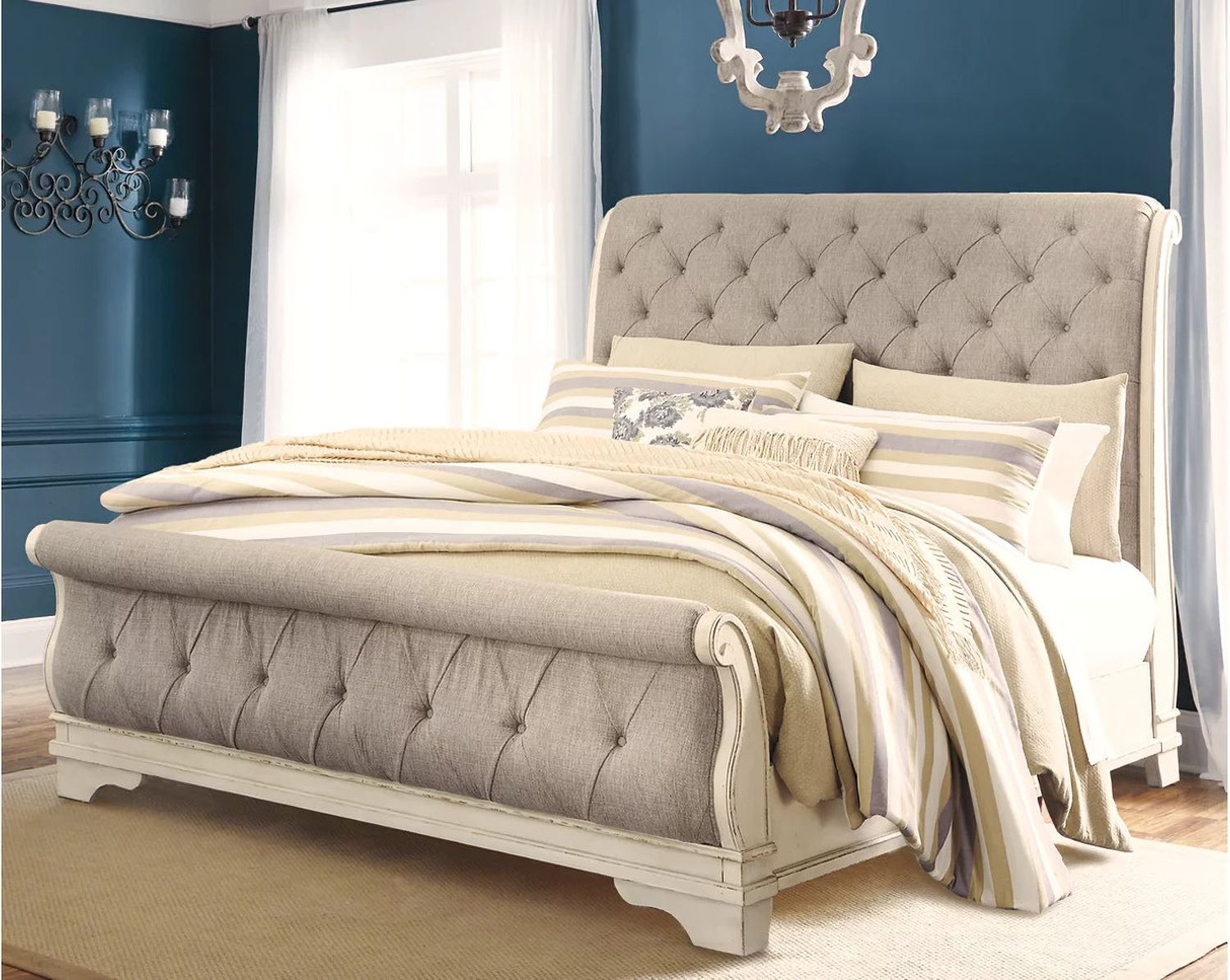 Realyn Queen Sleigh Bed In Chipped White B743B4