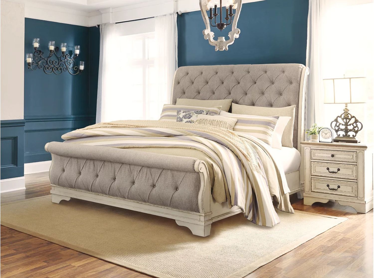 Realyn Queen Sleigh Bed In Chipped White B743B4