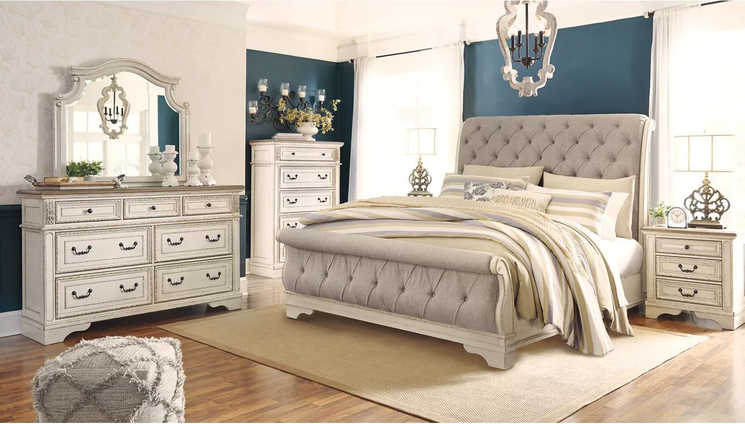 Realyn Queen Sleigh Bed In Chipped White B743B4
