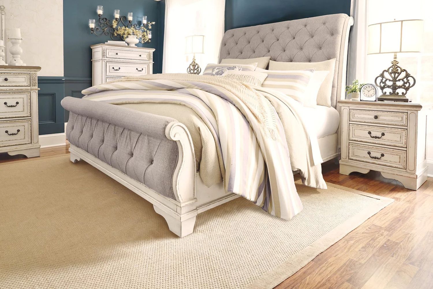 Realyn Queen Sleigh Bed In Chipped White B743B4