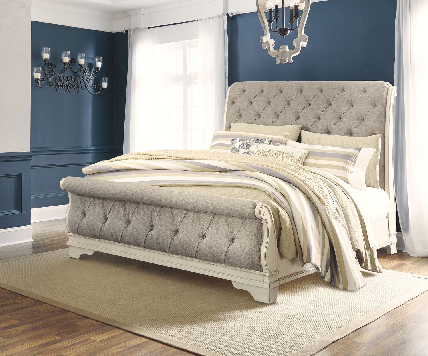 Realyn Queen Sleigh Bed In Chipped White B743B4