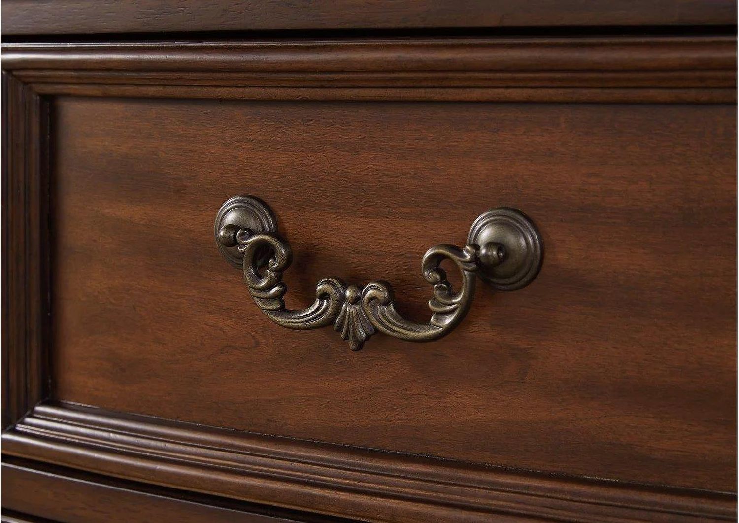 Lavinton Chest of Drawers In Brown B76446