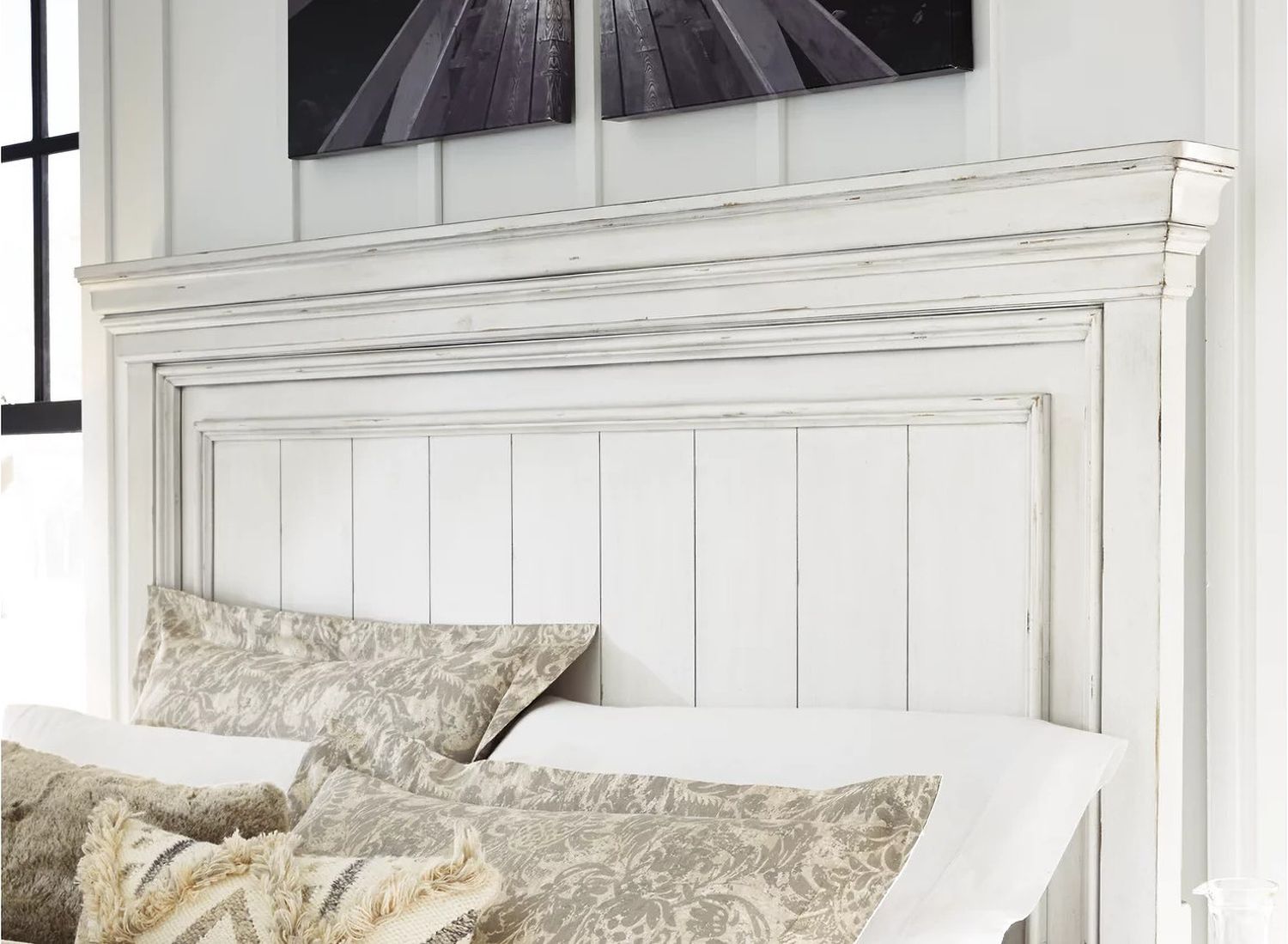 Kanwyn Queen Panel Bed with Storage Bench In White Wash B777B6