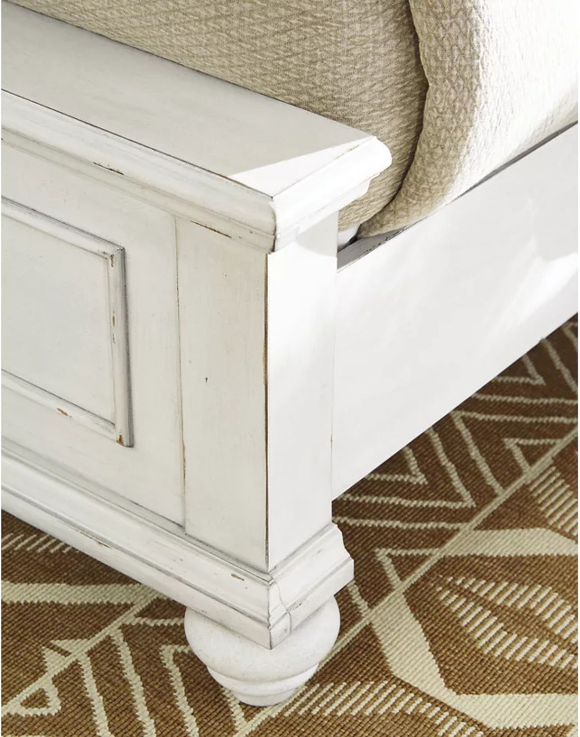 Kanwyn Queen Panel Bed with Storage Bench In White Wash B777B6